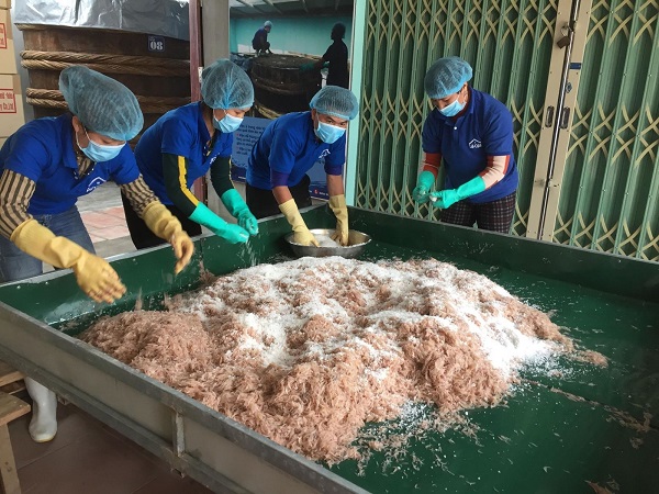 Quy Trình Sản Xuất Mắm Ruốc Truyền Thống 4 Bước 1: Chuẩn bị nguyên liệu làm mắm ruốc