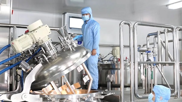 Quy Trình Sản Xuất Nước Xả Vải Chuyên Nghiệp Từ A-Z 6 Bước 2 - Pha trộn nguyên liệu trong bồn khuấy