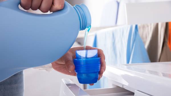 Quy Trình Sản Xuất Nước Xả Vải Chuyên Nghiệp Từ A-Z 7 Bước 5 - Chiết rót và đóng gói thành phẩm