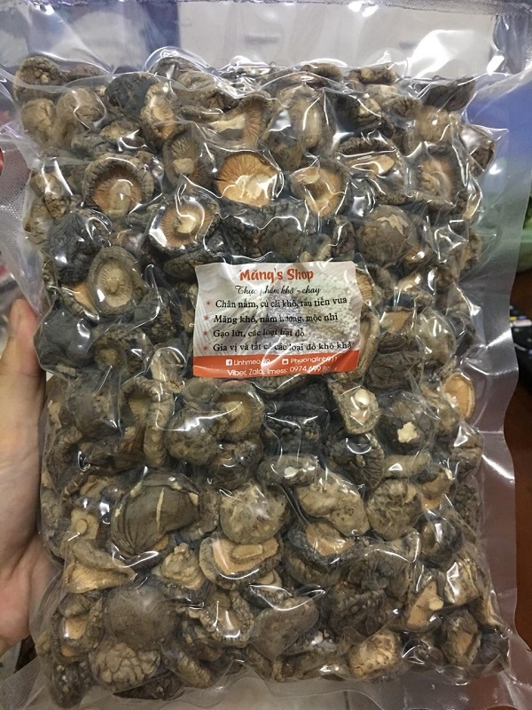 Đóng gói nấm hương khô vào túi nilon và bảo quản trong tủ lạnh