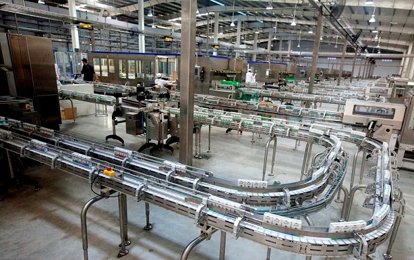 Các thiết bị, máy móc tạo thành một dây chuyền sản xuất thực phẩm hoàn chỉnh