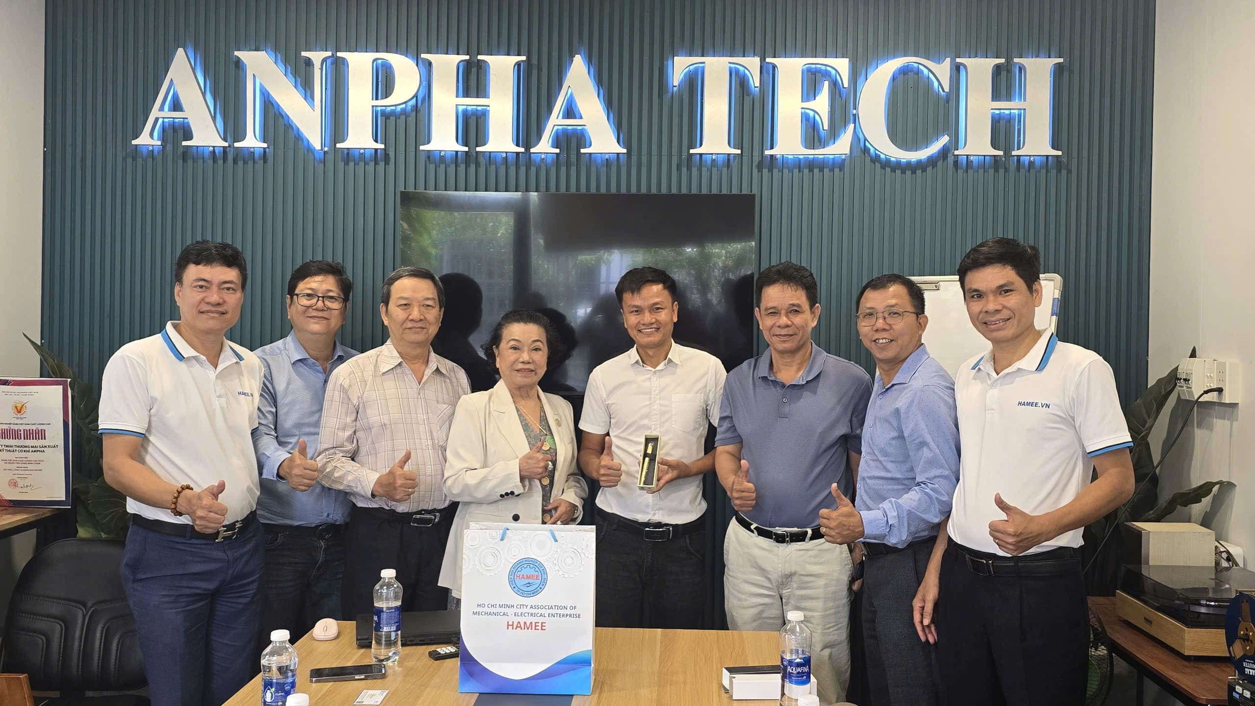 Hiệp Hội Doanh Nghiệp Cơ Khí – Điện TPHCM chụp hình cùng CEO Cơ Khí Anpha - Ông Phạm Ngọc Hòa